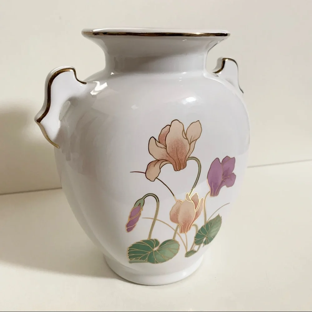 Vintage gold trim floral handle vase - Picture 16 of 17